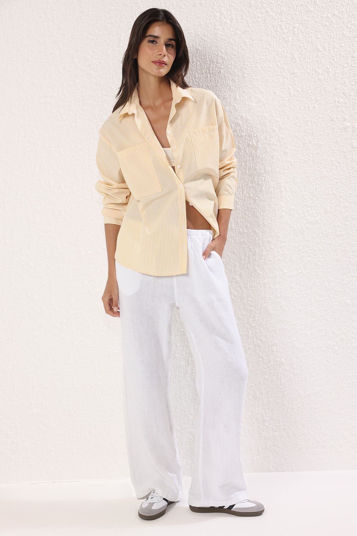 Trendyol Collection Žlutá pruhovaná oversize tkaná košile širokého střihu TWOAW23GO00359