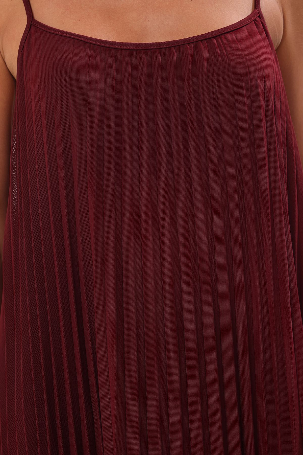 Trendyol Collection-Halbflaches, plissiertes Maxi-Tüllkleid in Burgunderrot mit Schlitz 3