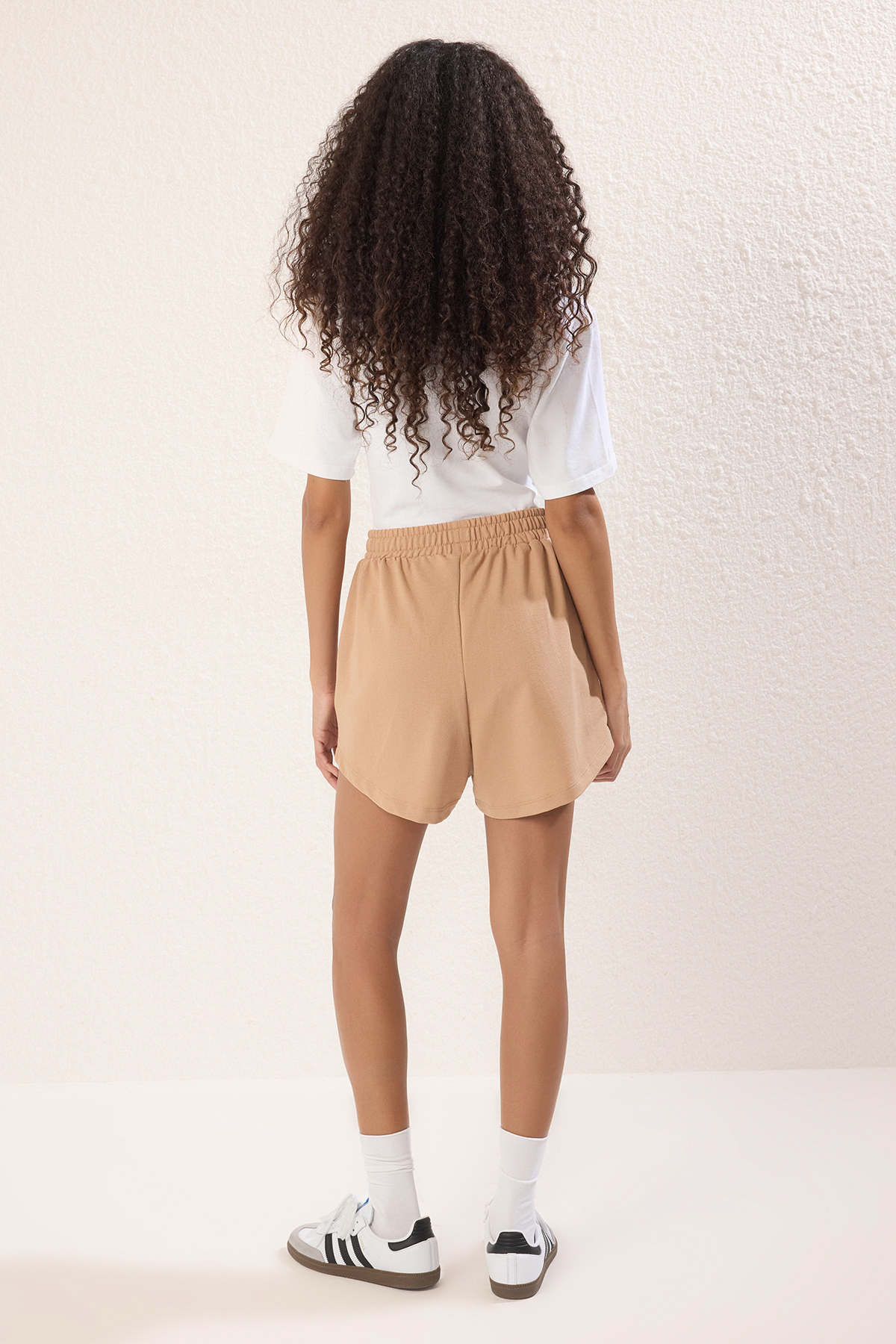 Trendyolmilla  Vizon Regular/Normal Kalıp Yüksek Bel Kısa Esnek Örme Şort TWOSS21SR0086 - Görsel 4