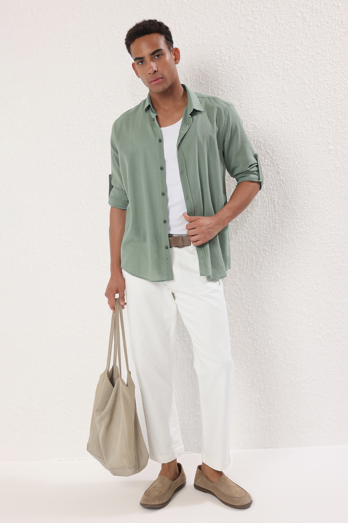 Trendyolmilla Man Haki Regular Fit Apoletli Buruşuk Efektli Keten Görünümlü Gömlek TMNSS23GO00061