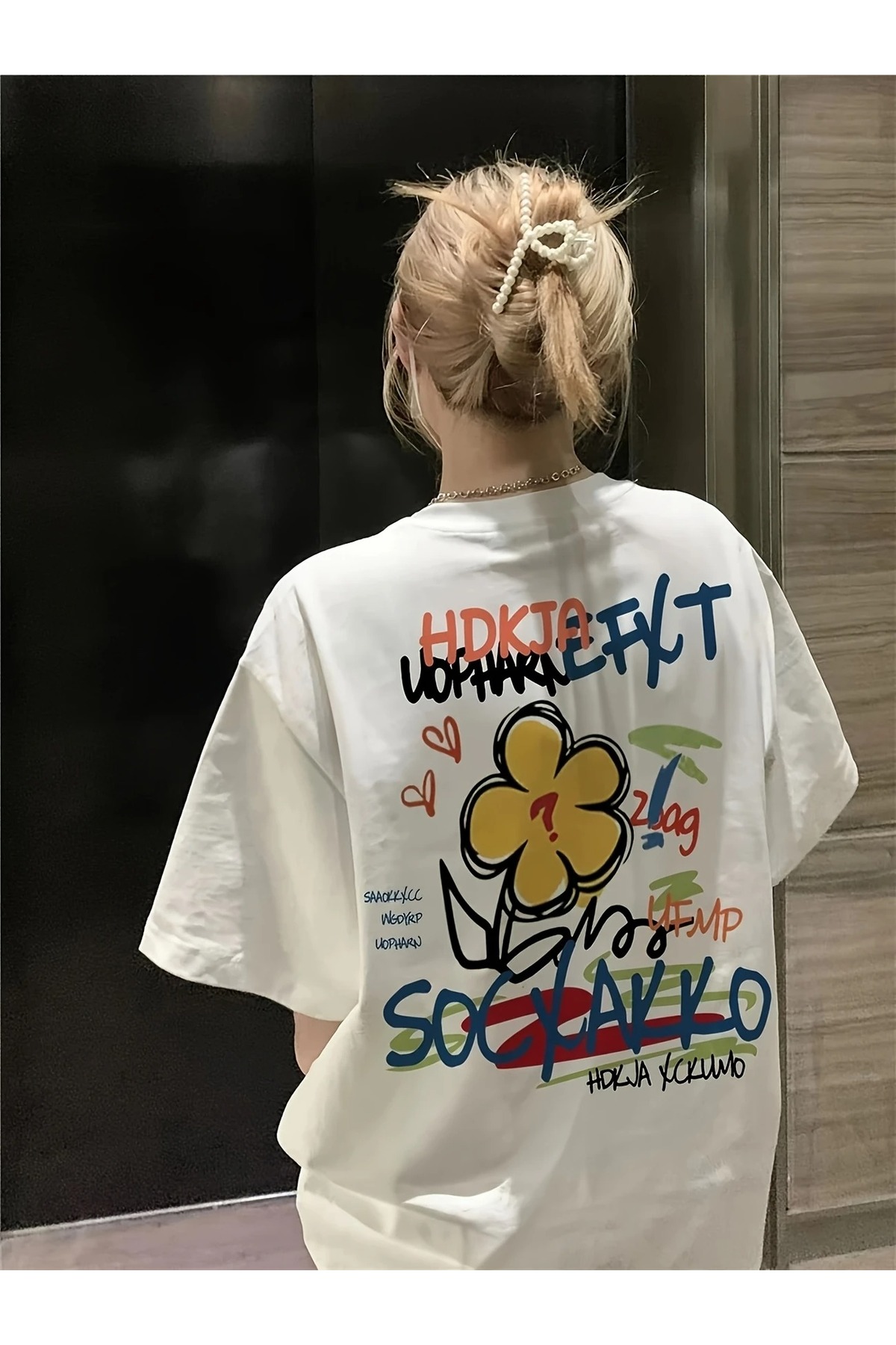 LAND MODA Velika bela majica za žene sa živopisnim grafitnim printom - kratki...