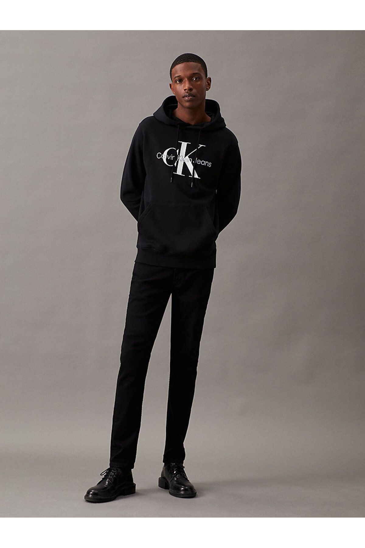 Calvin Klein-J30j320934-beh Core Monogram Pánska mikina s kapucňou Crew Neck Regular Fit Plain Black 4