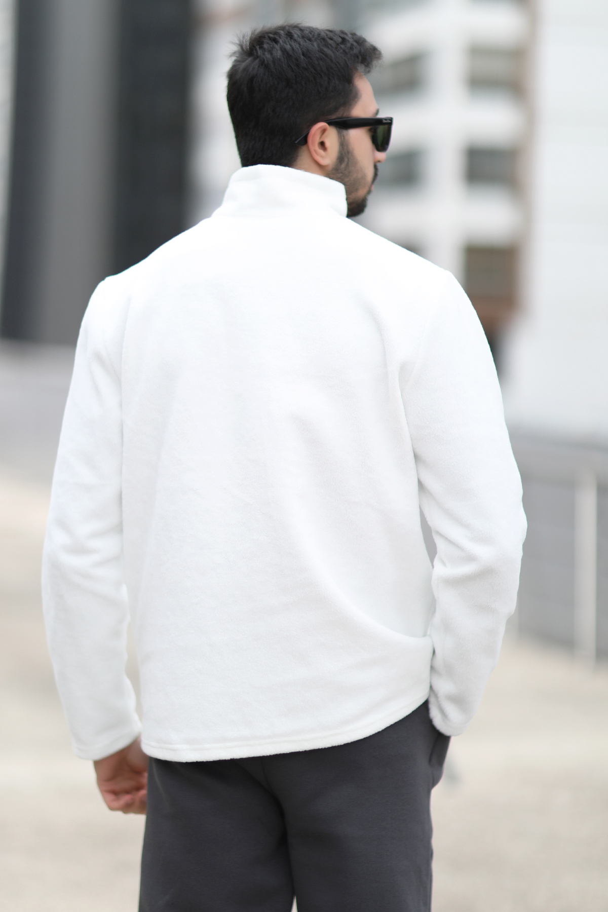 سویشرت مردانه زمستانی پشمی یقه اسکی سفید نیم زیپ - 6053 — اکرو 1055-6053 — تصویر 4 از 5