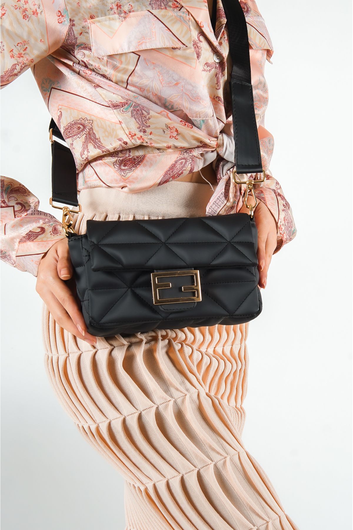 Capone Outfitters-Ibiza Satin Steppmuster Damentasche 6