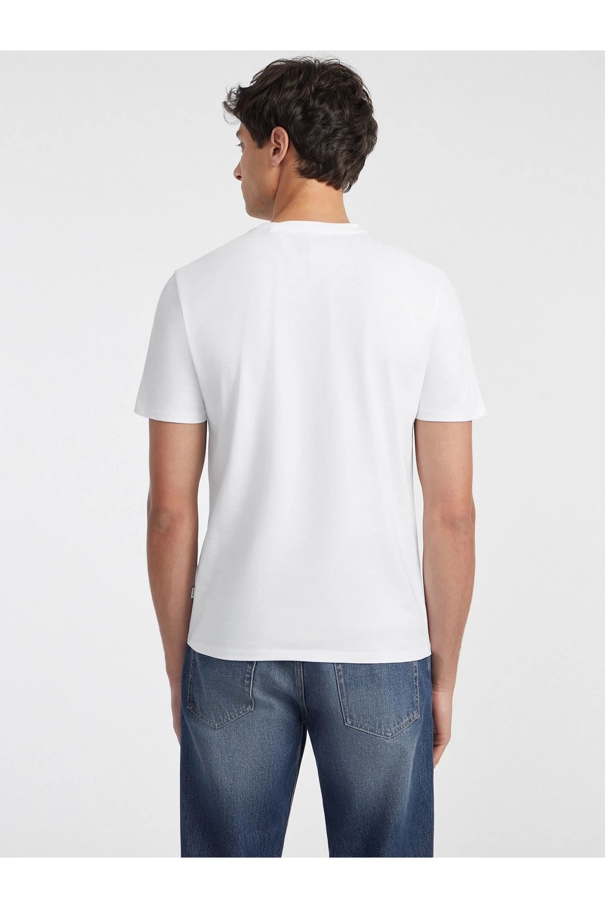 تی شرت سفید مردانه مناسب شلوار جین Guess