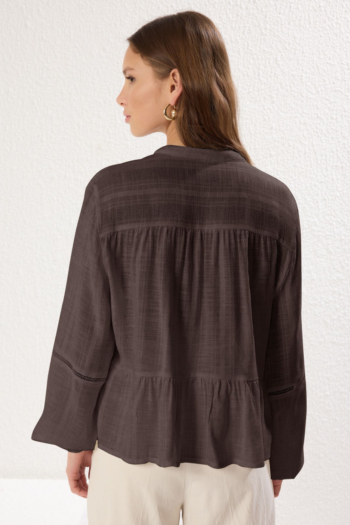 Trendyol Collection-Καφέ βαμβακερό υφαντό πουκάμισο με κανονική εφαρμογή με δαντέλα στο μανίκι 5
