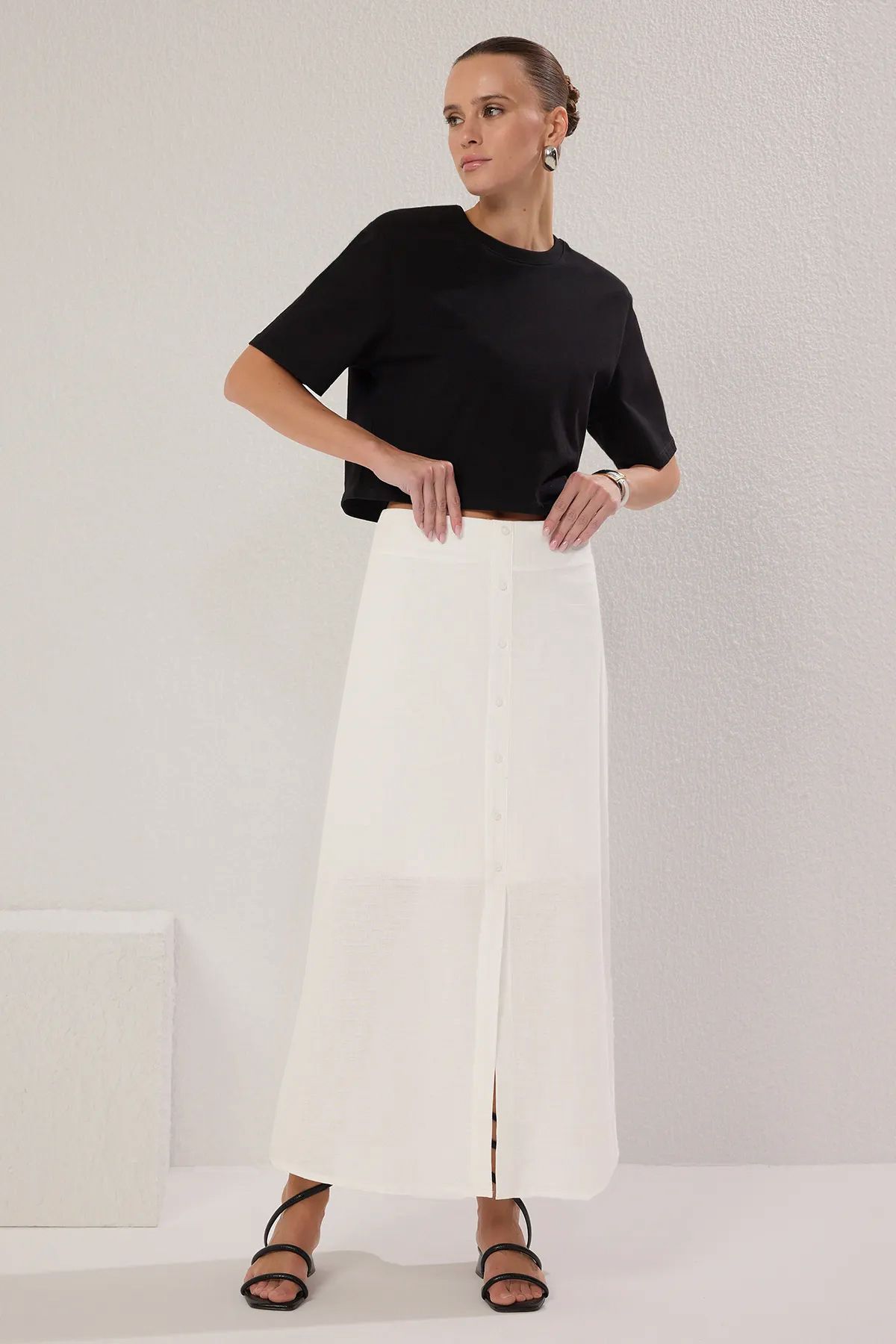 Trendyol Collection Biała Spódnica Z Rozcięciem I Lnem, Długa, Tkana, Z Białym Guzikiem Twoss25et00123 Kobieta - 42