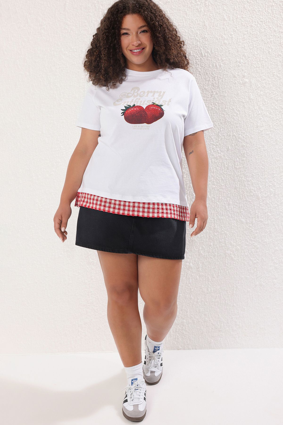 Trendyol Curve Duży Rozmiar Biała Koszulka Z Wzorem Truskawkowym Kobieta - XL