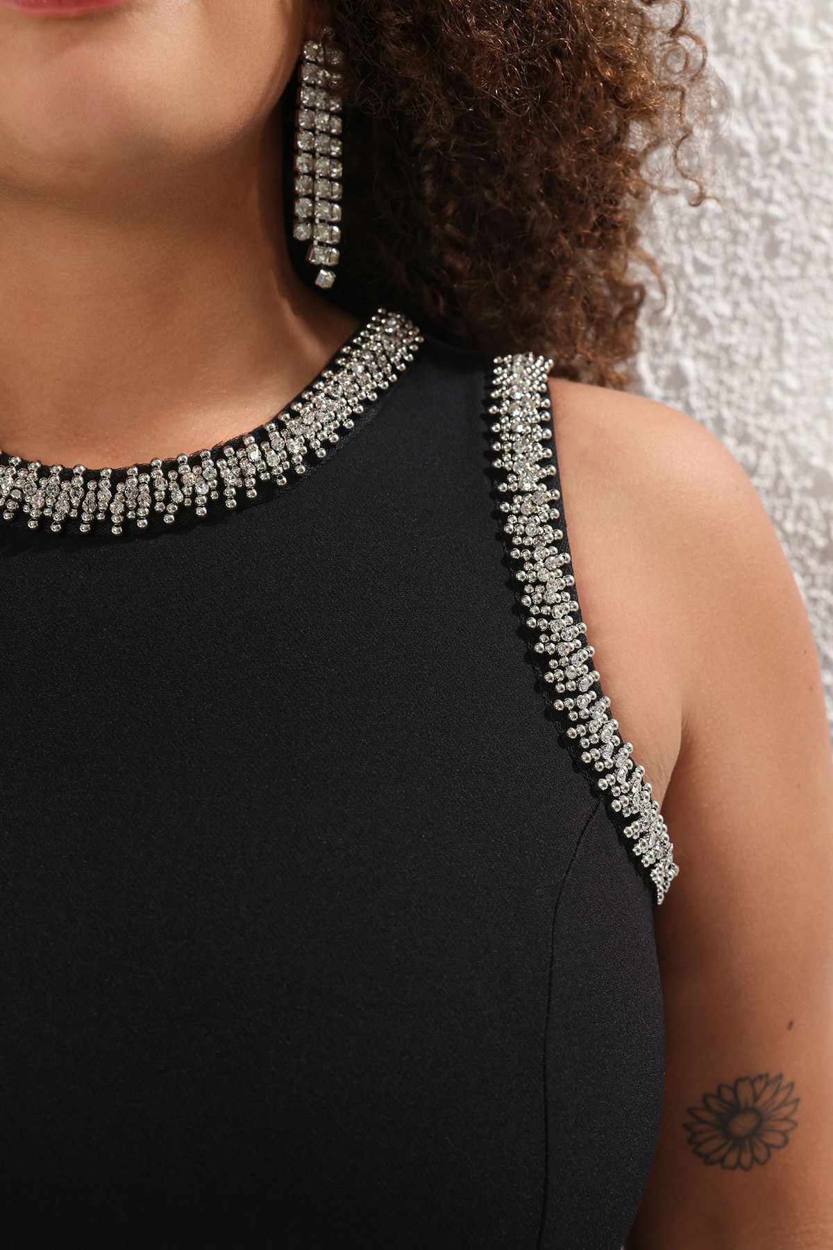 Trendyol Curve-Schwarzes, ärmelloses, gewebtes Abendkleid in Midi-Länge in A-Linie mit Steinen/TBBSS25AH00053 3