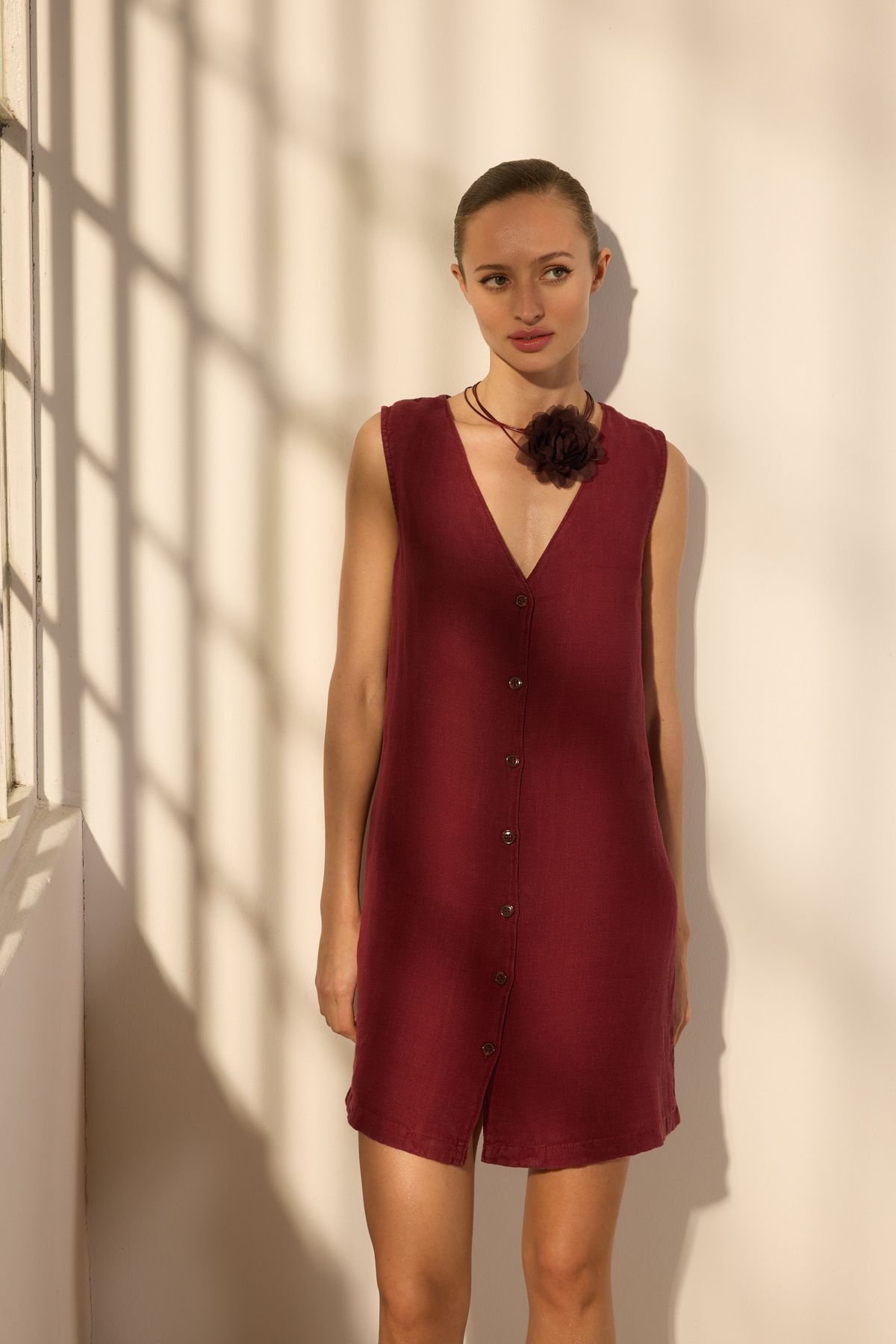 Trendyol Collection Czerwona Sukienka Mini Z Lnu 100% W Kolorze Claret, Zdobiona Guzikami Kobieta - 36