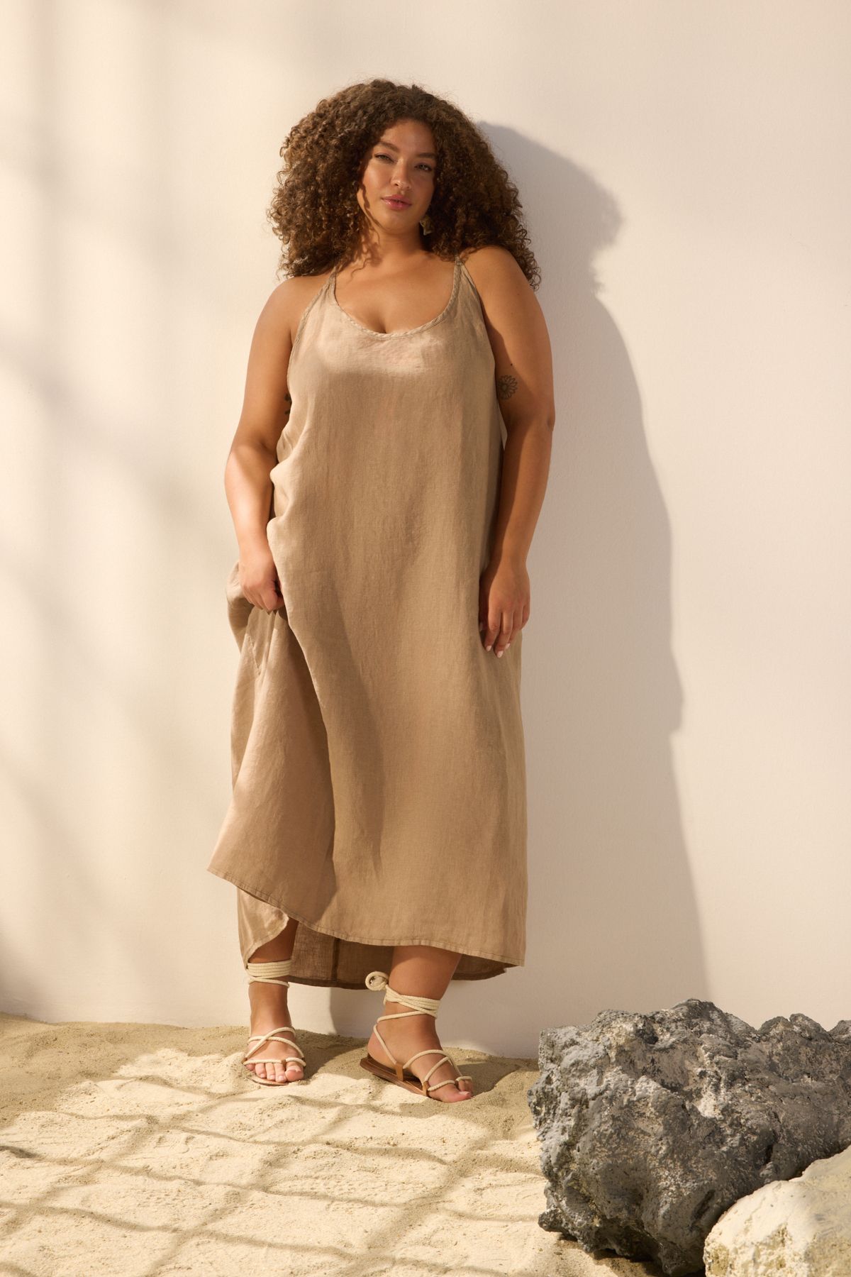 Trendyol Curve Brązowa 100% Lniana Sukienka Maxi Na Ramiączkach Z Tkaniny Plus Size Kobieta - 46