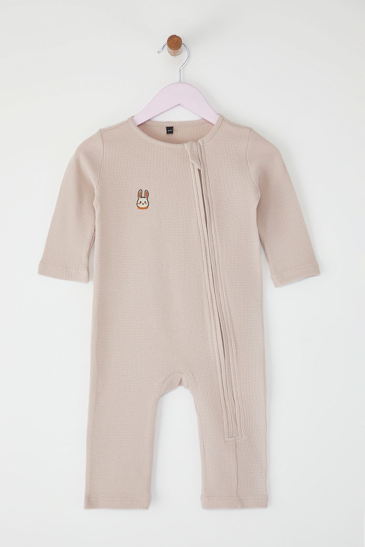 TRENDYOLKIDS-Unisex detská bavlnená vyšívaná lesná kombinéza s dlhým rukávom TKDSS25TU00008 1