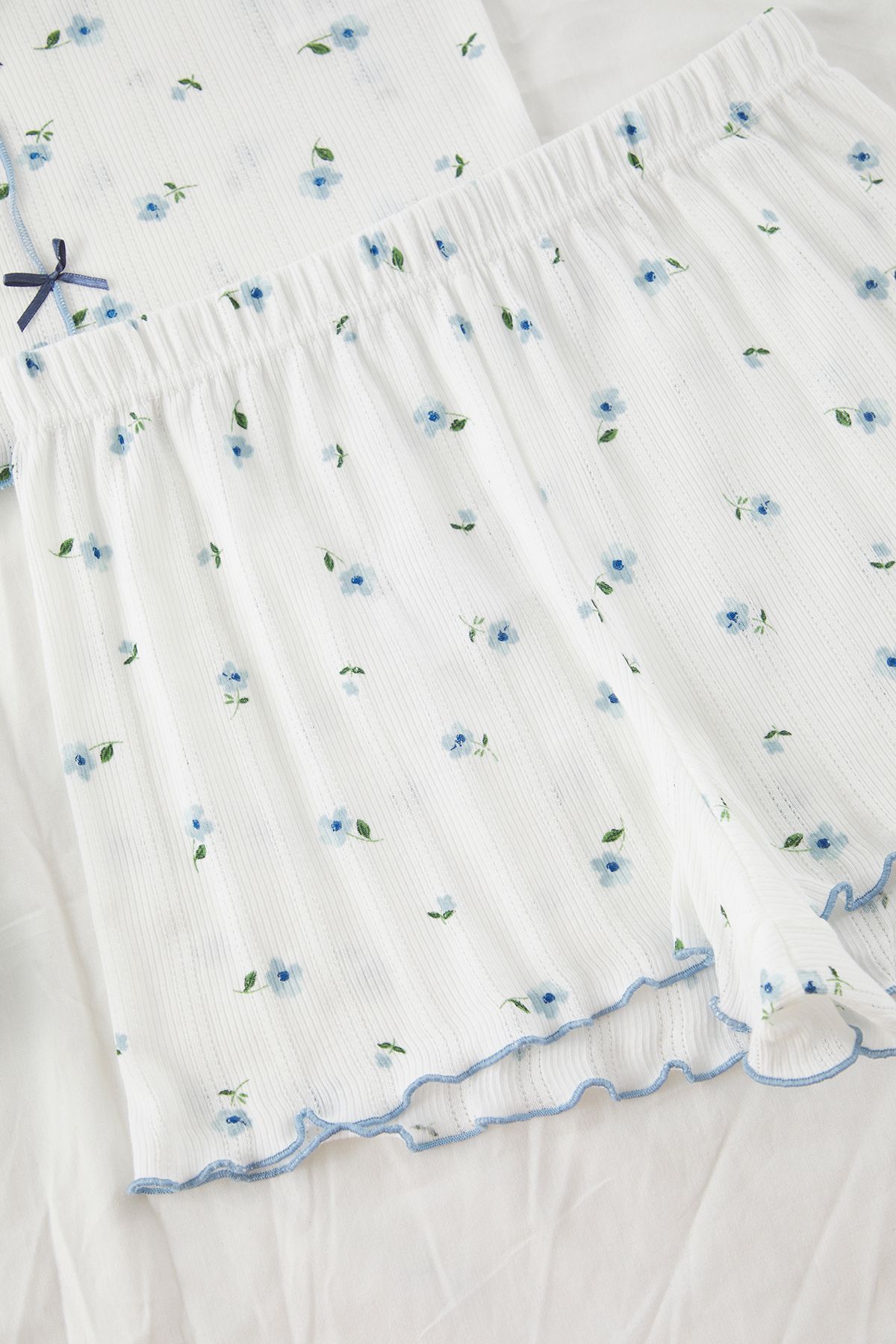 Trendyol Collection-Weißes Pyjama-Set aus 100 % Baumwolle mit Schleife und geripptem Muster THMSS25PT00434 6