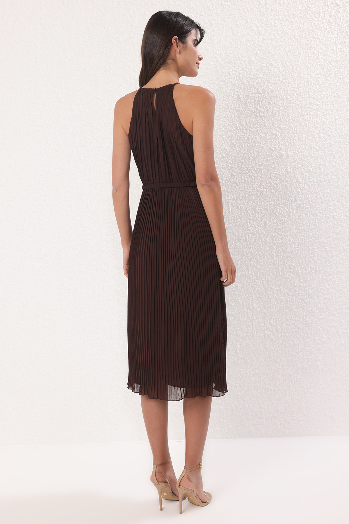 Trendyolmilla  Kahverengi Kemerli Piliseli Şifon Uçuş Uçuş Dokuma Midi Elbise TWOSS25EL00573 - Görsel 4