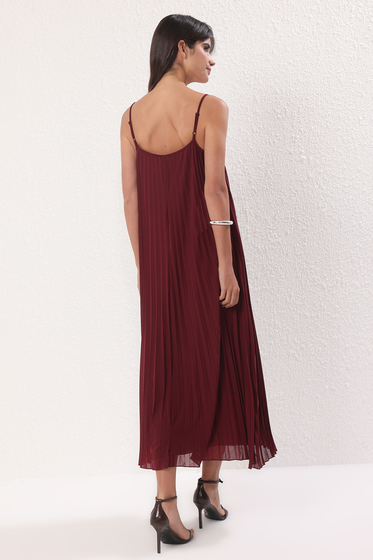 Trendyol Collection-Halbflaches, plissiertes Maxi-Tüllkleid in Burgunderrot mit Schlitz 4