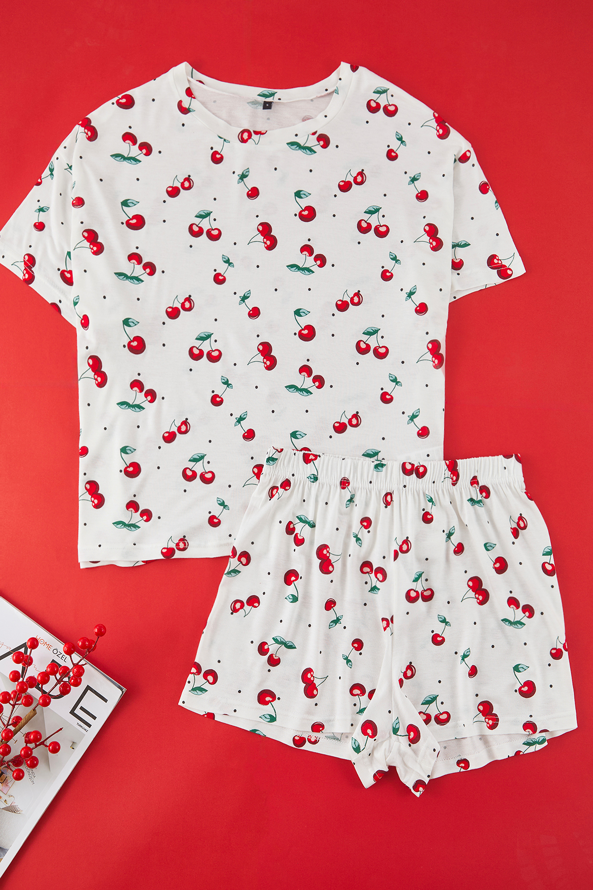 Trendyolmilla  Kırmızı-Beyaz Kiraz Desenli ve Puantiyeli Şortlu Örme Pijama Takımı THMSS25PT00433 - Görsel 5