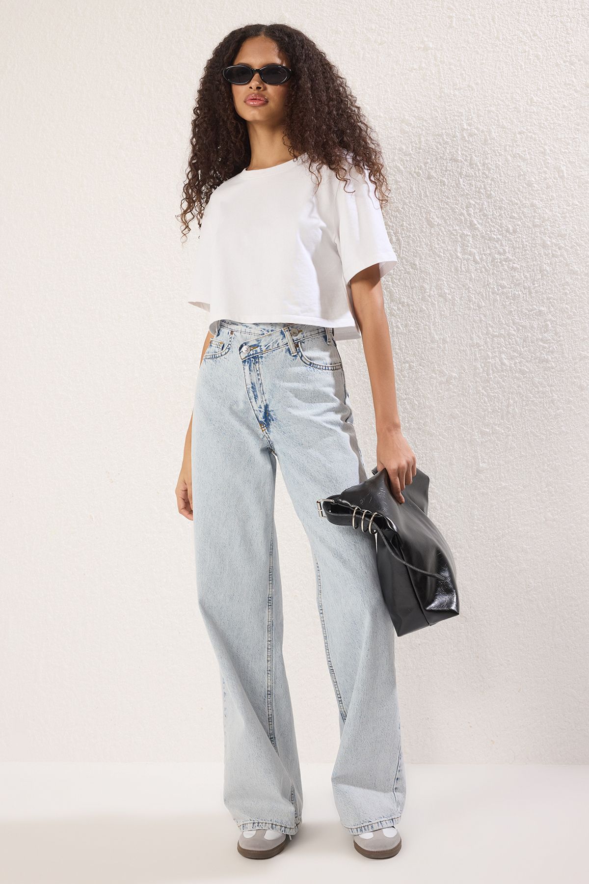 Trendyol Collection Niebieskie asymetryczne jeansy z szeroką nogawką i standardową talią TWOSS25JE00268
