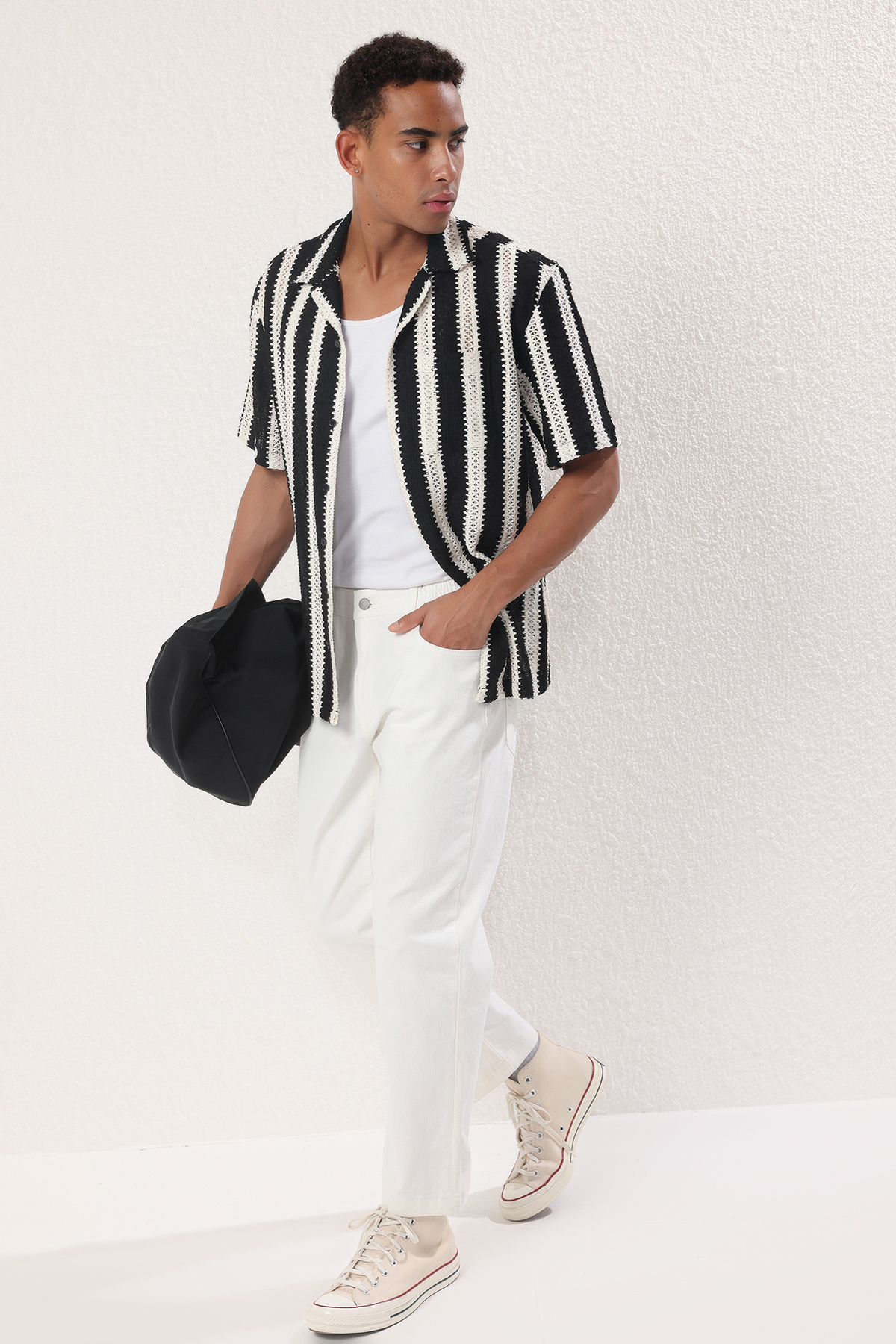Trendyolmilla Man Siyah Oversize Fit Triko Görünümlü Gömlek TMNSS25GO00028