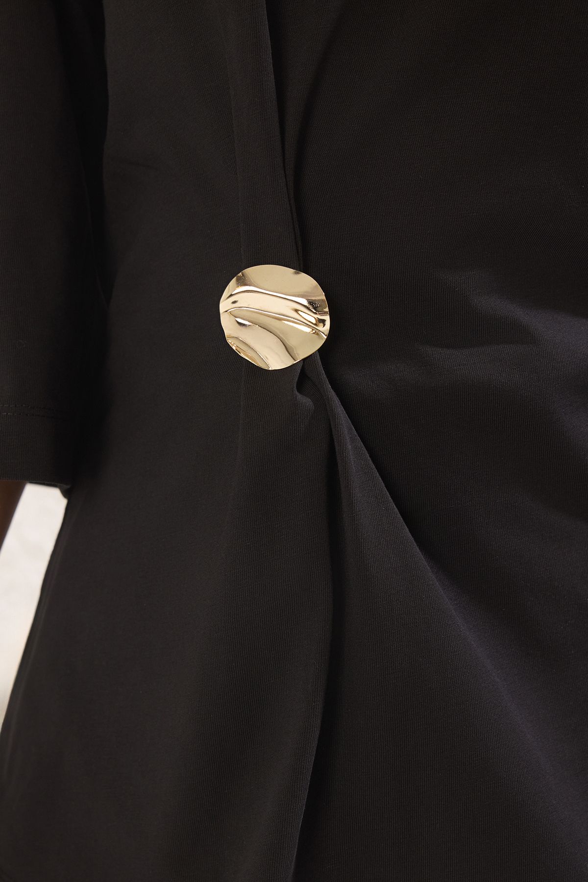 Trendyol Collection-Schwarze Strickbluse aus 100 % Baumwolle mit Accessoire-Detail und plissierten Dreiviertelärmeln TWOSS25BZ00531 3