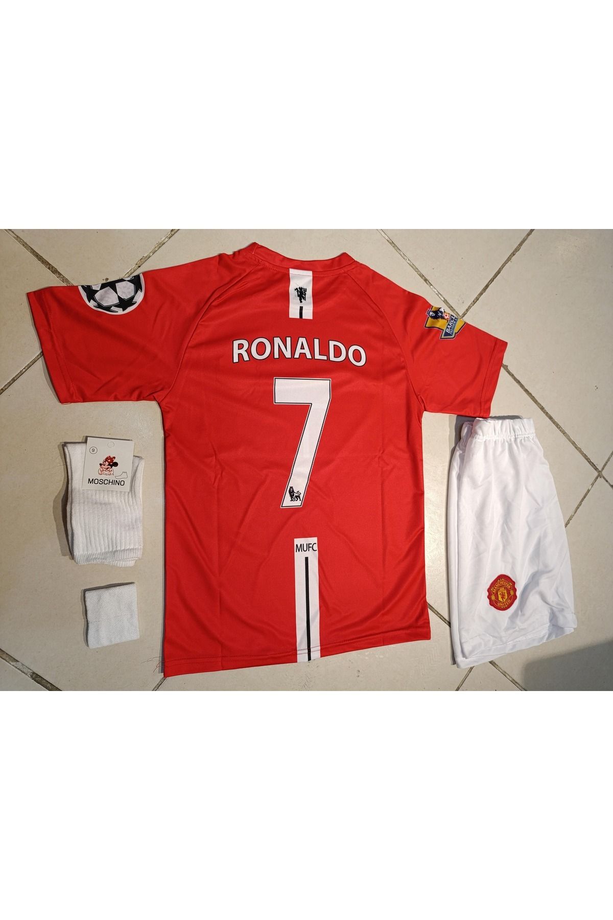 Atlas Global RONALDO MANCHESTER UNİTED KIRMIZI ÇOCUK FORMA 4 LÜ SET. FORMA+ŞORT+ÇORAP+BİLEKLİK