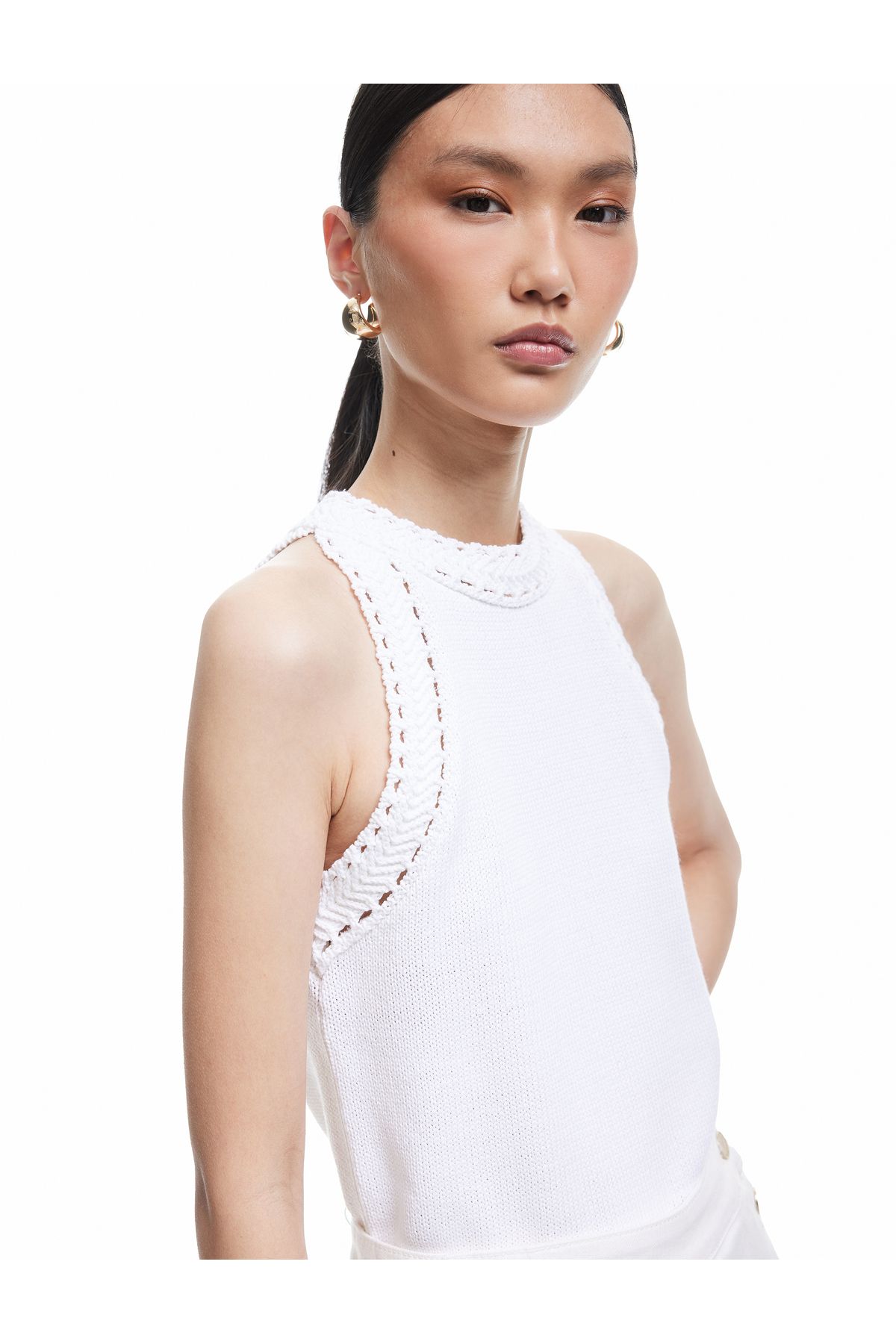 Koton Yeni Sezon Koton X Sima Tarkan - Regular Fit Kolsuz Ajurlu Halter Yaka Kroşe Tişört