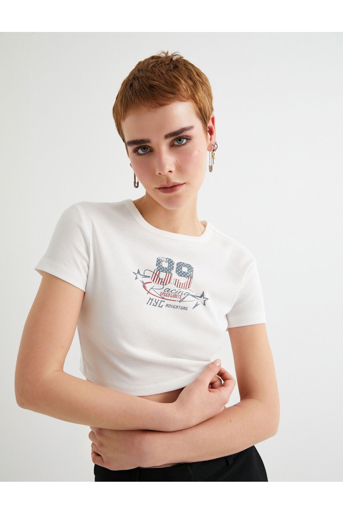 Koton Yeni Sezon Slim Fit Crop Tişört Baskılı Kısa Kollu Bisiklet Yaka Pamuklu
