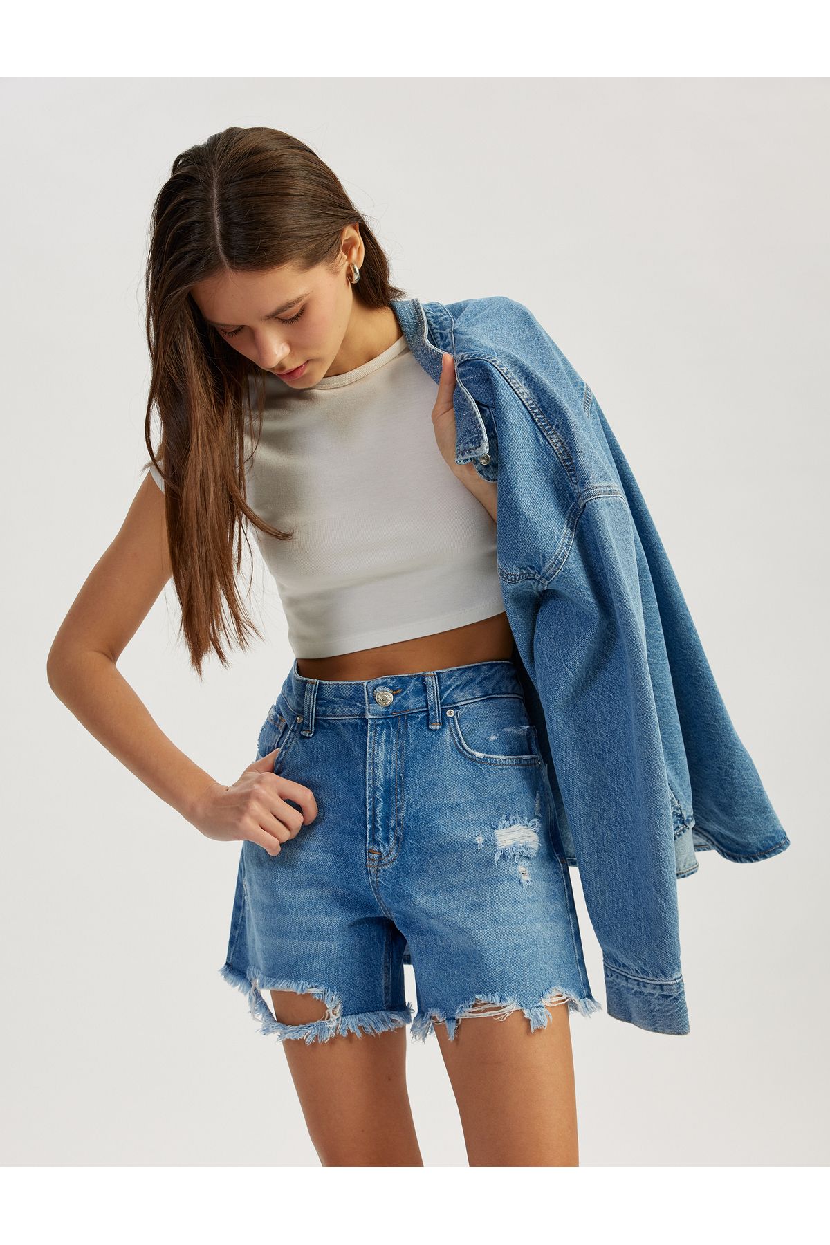 Koton Yeni Sezon Yıpranmış Püsküllü Düğmeli Denim Şort