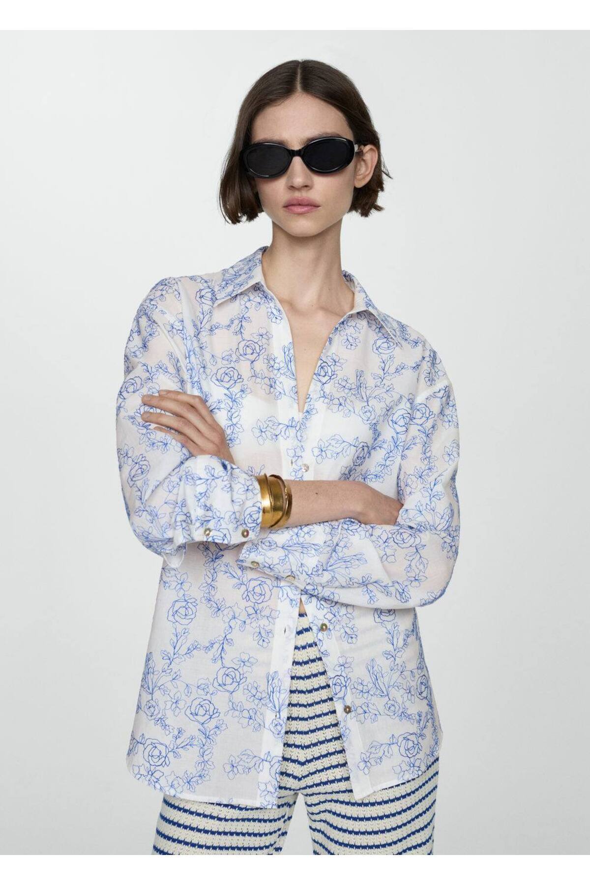 Çiçek işlemeli gömlek