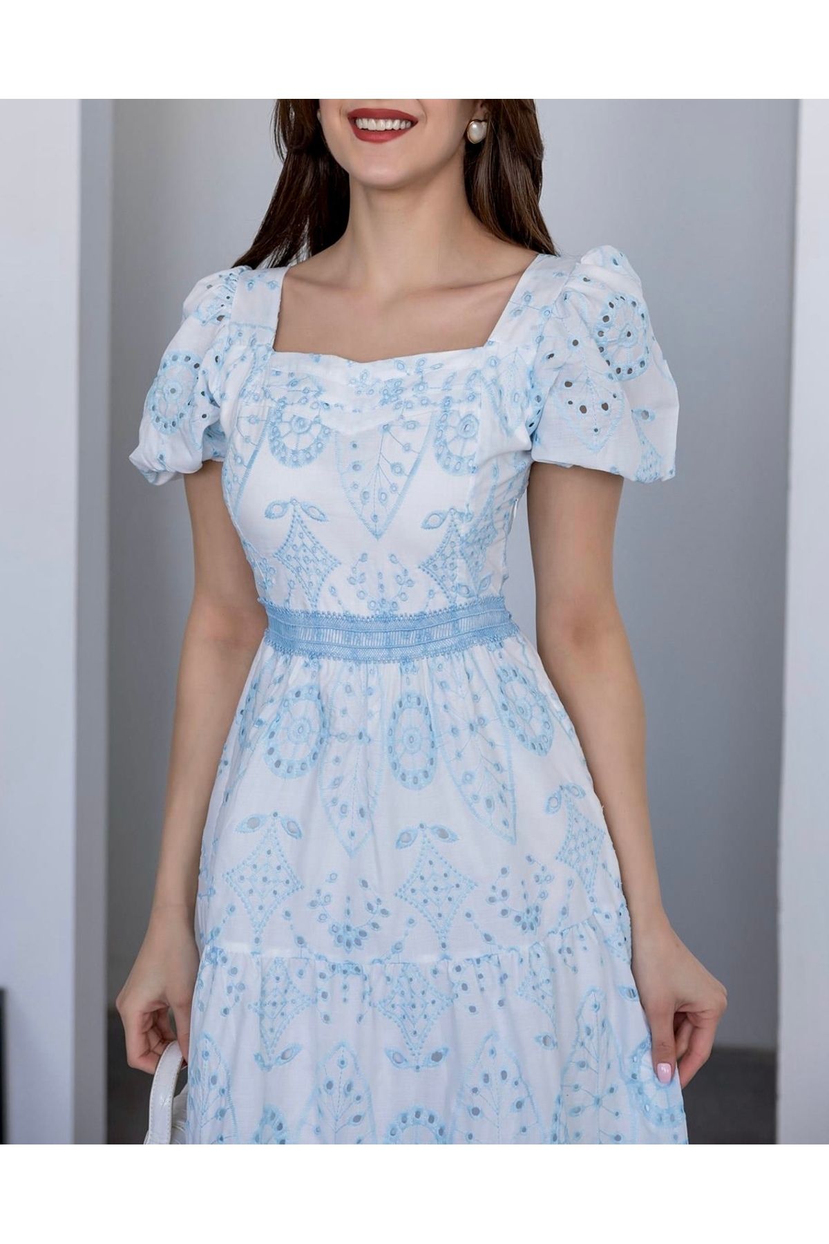 Afiş Butik-Λευκό μπλε μίντι φόρεμα με μοτίβο φιστίκι 3