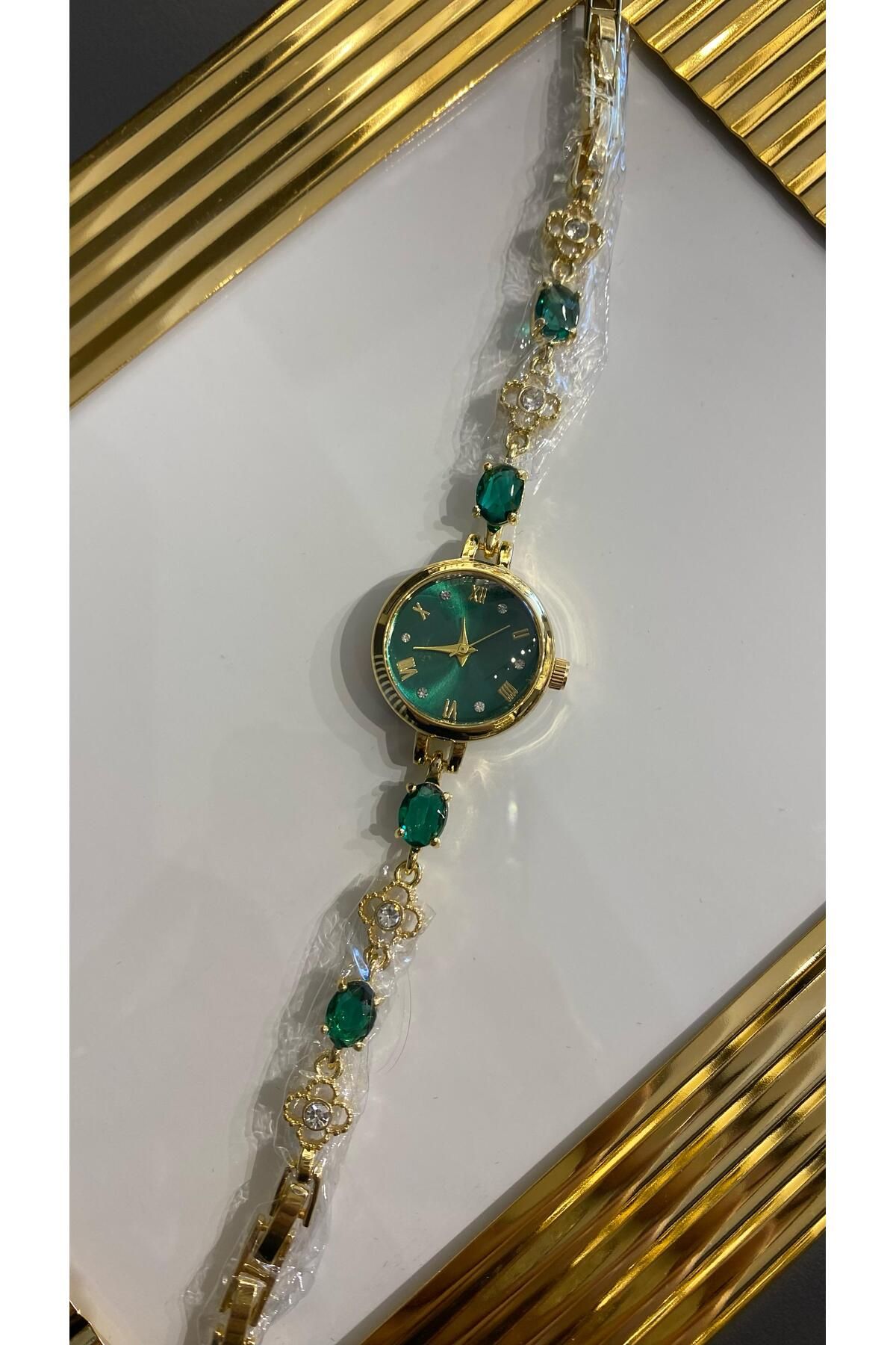 ZÜMRA Flowers Yeşil Taşlı Özel Tasarım Retro Gold Kadın Saat