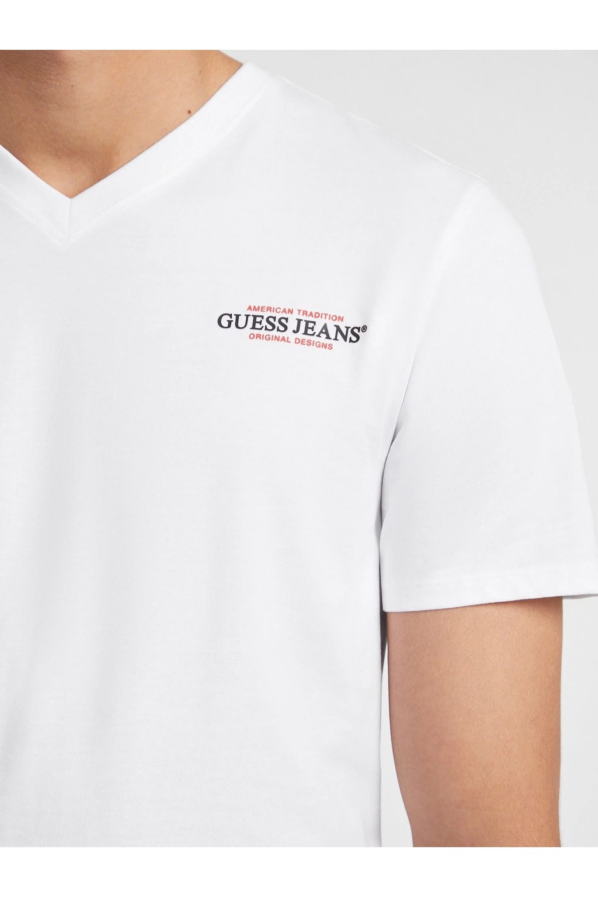 تی شرت سفید مردانه مناسب شلوار جین Guess