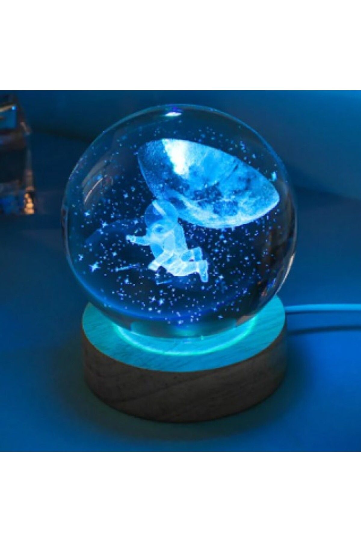 İsmiyle Al Dekoratif Uçan ASTRONOT Tasarımlı Ahşap altlıklı Işıklı Cam Küre Büyük Boy Cam:8cm Ahşap:2cm