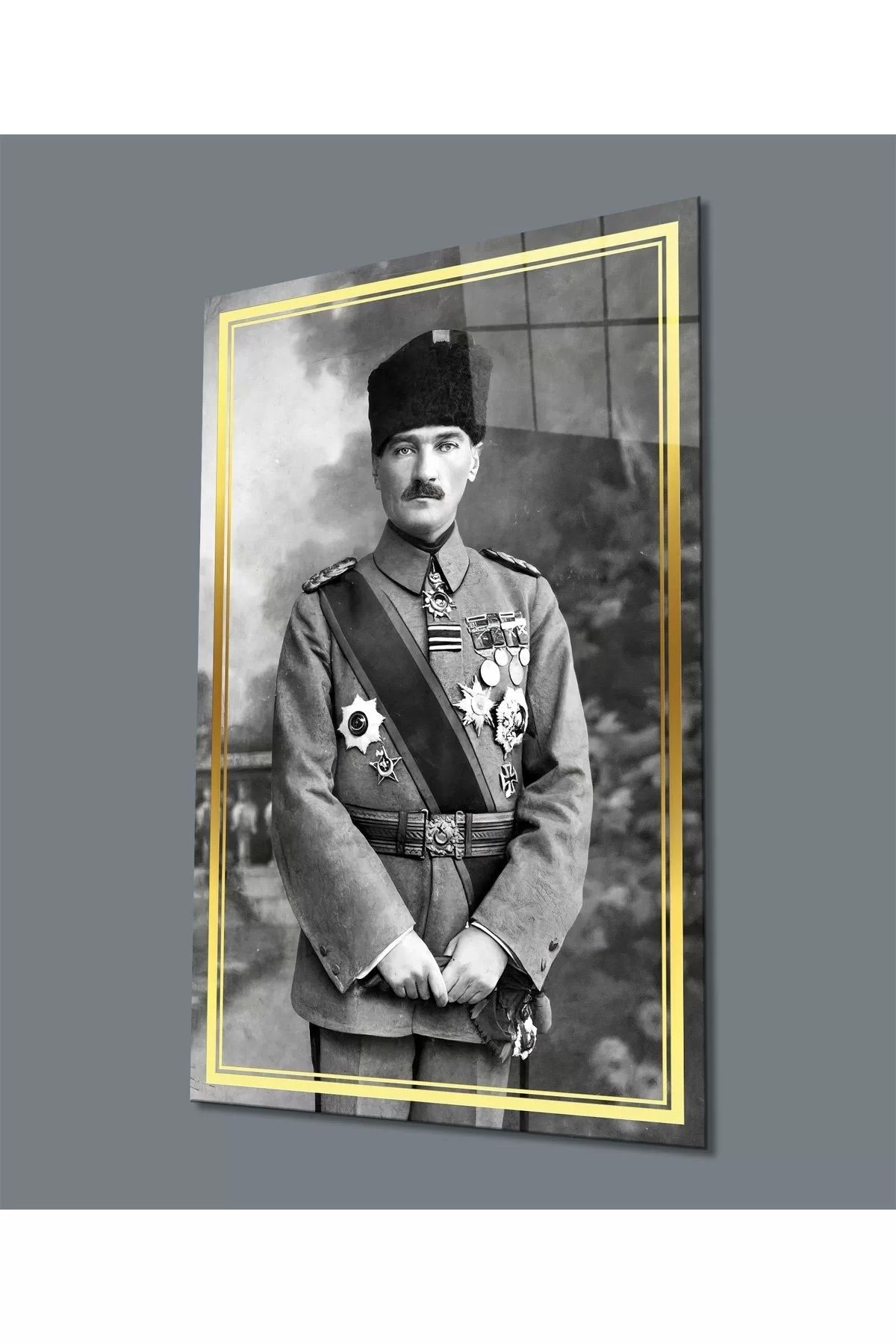 ÖYKÜ VE YİĞİT Gold Şerit Siyah Beyaz Üniformalı Atatürk Portesi Cam Tablo, Uv Baskılı Ve Temperli, Hediyelik