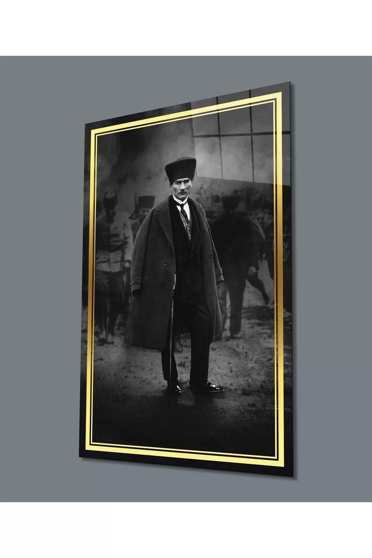 ÖYKÜ VE YİĞİT Gold Şerit Siyah Beyaz Pardesülü Atatürk Cam Tablo, Uv Baskılı Ve Temperli, Hediyelik