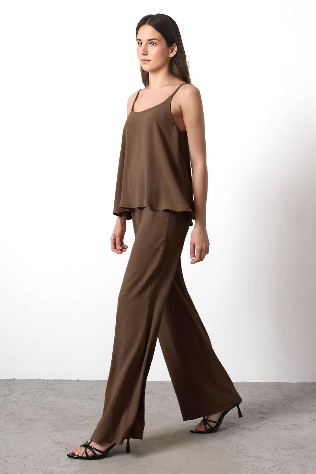 Trendyol Collection Brązowa Bluzka Z Tkanymi Ramiączkami, Tkany Dół-góra, Garnitur Twoss25au00043 Kobieta - 38