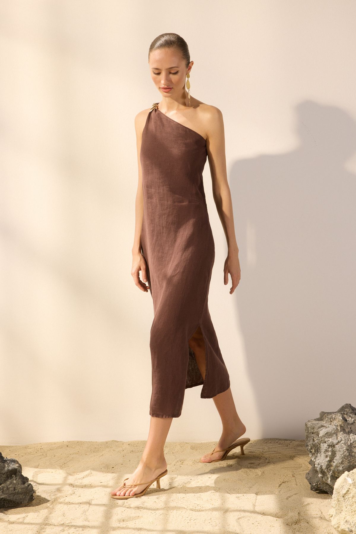 Trendyol Collection Brązowa sukienka midi z jednego rękawa, 100% lnu TWOSS25EL00616