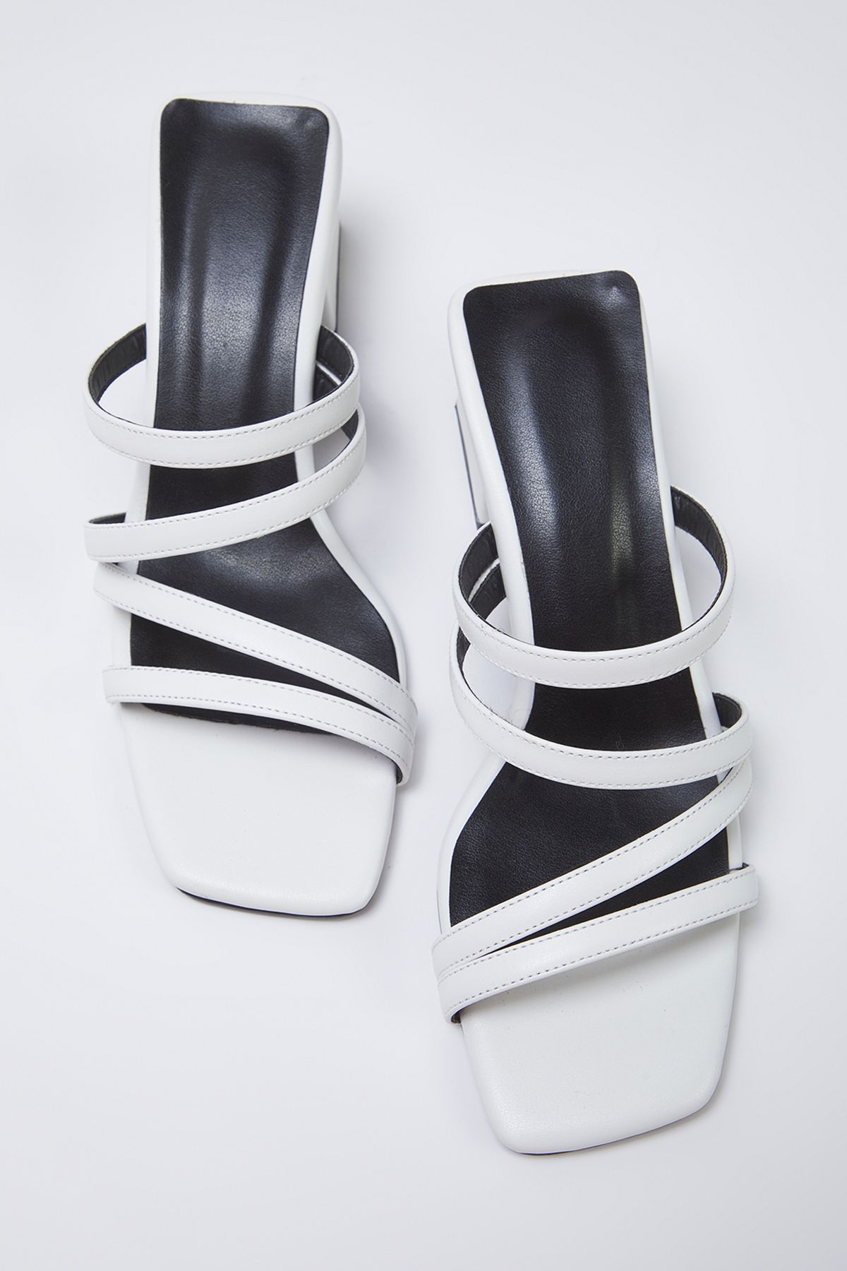 TRENDYOL SHOES Białe Cienkie Paski, Kwadratowe Palce, Damskie Kapcie Na Klockowym Obcasie Kobieta - 38