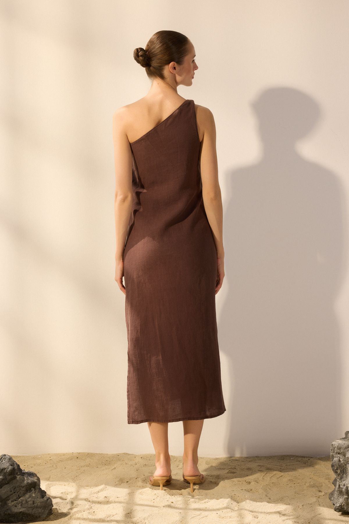 Trendyol Collection-Hnědé 100% lněné midi šaty s jedním rukávem TWOSS25EL00616 4