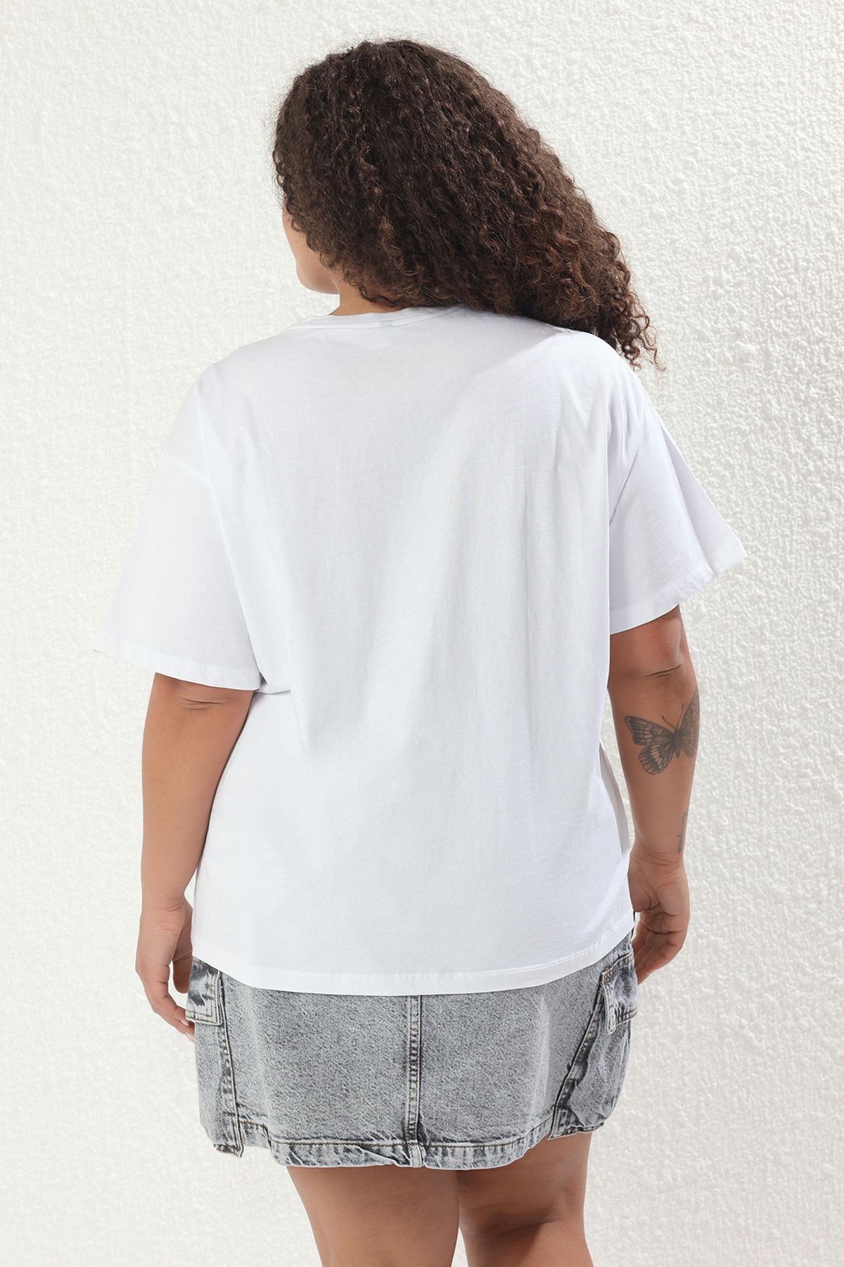 Trendyol Curve-Μπλουζάκι με λευκό εμπριμέ Oversize Fit Large Size TBBSS25BF00072 4