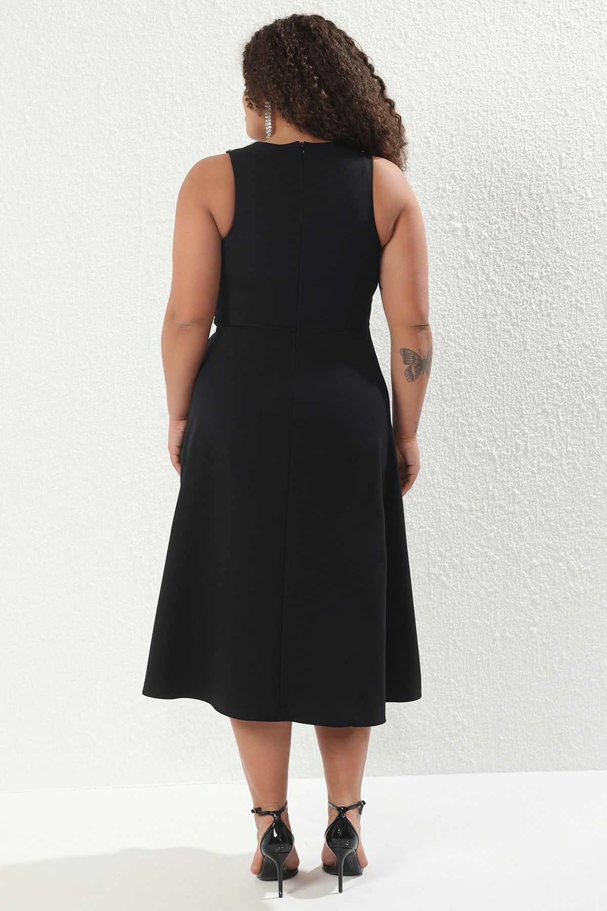 Trendyol Curve-Schwarzes, ärmelloses, gewebtes Abendkleid in Midi-Länge in A-Linie mit Steinen/TBBSS25AH00053 4