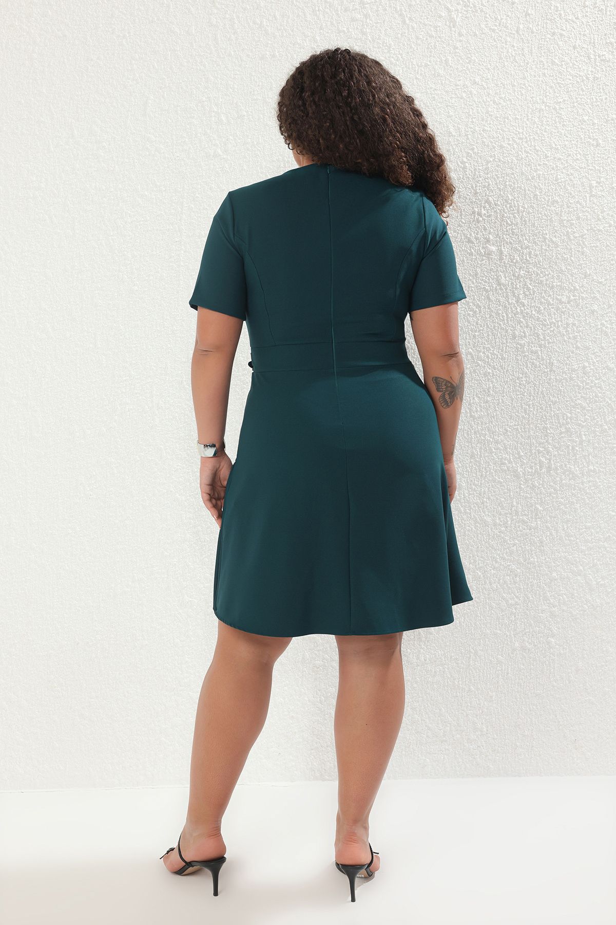 Trendyol Curve-Smaragdgrünes, kurzärmliges, gewebtes Minikleid in Übergröße TBBSS25AH00065 4