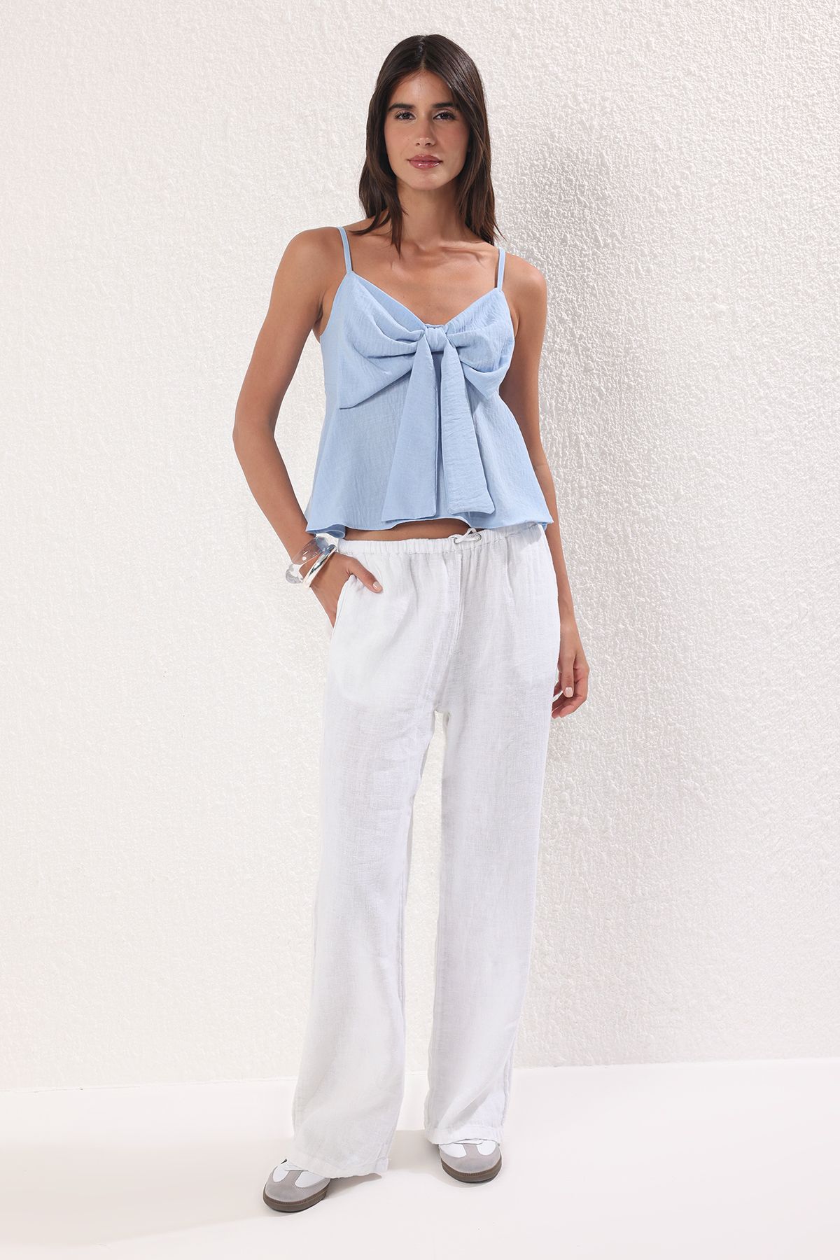 Trendyol Collection Jasnoniebieska bluzka naukowa z kokardą TWOSS25BZ00249