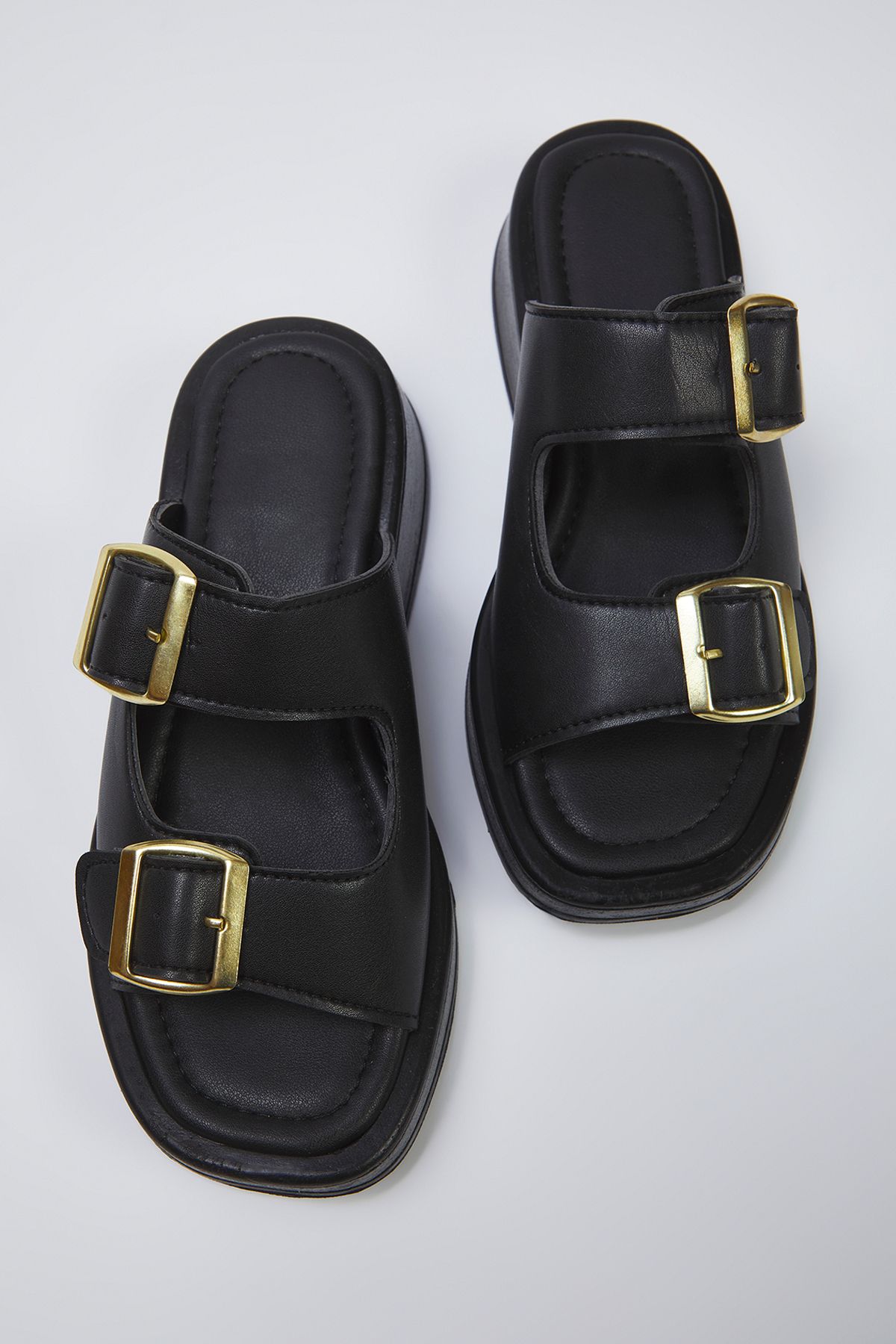 TRENDYOL SHOES Papuci de damă negri cu cataramă cu bandă dublă, cu talpă groasă, TAKSS25TE00044