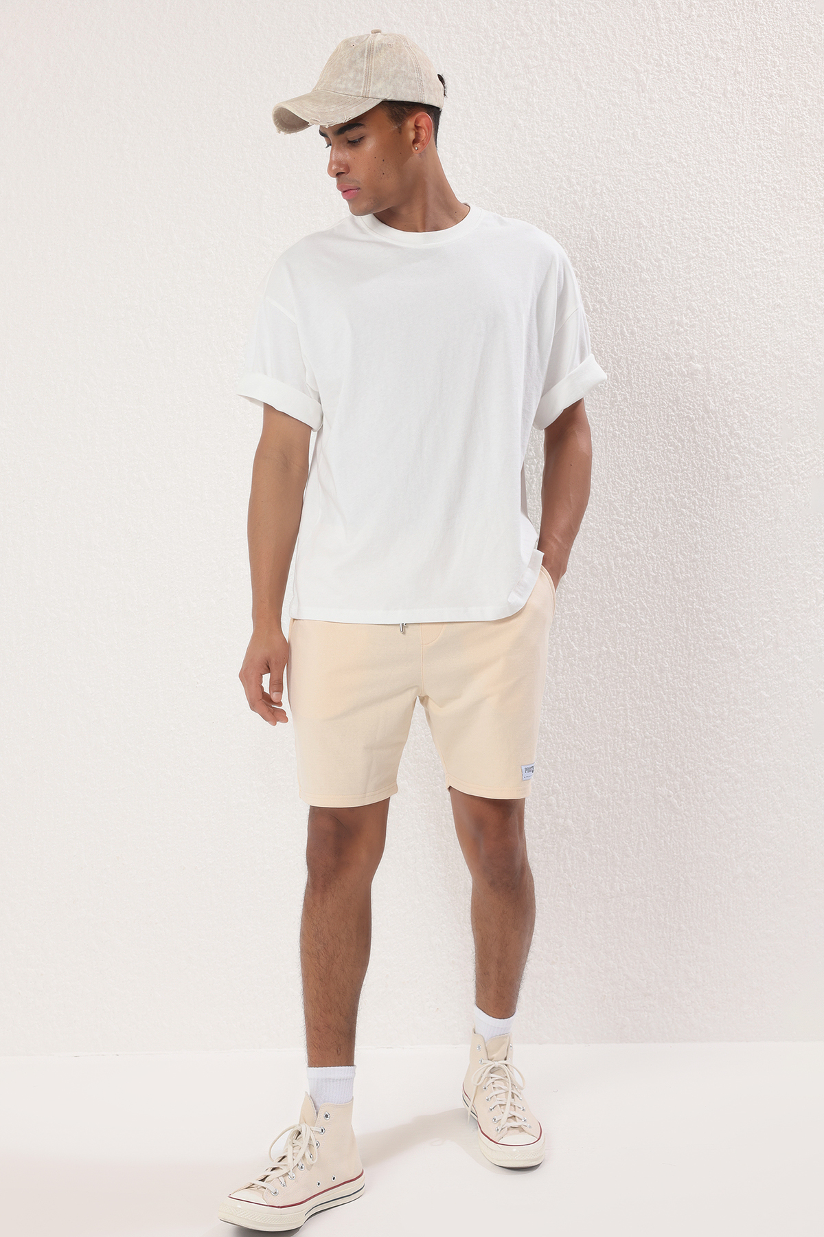 Trendyolmilla Man Taş Regular/Normal Kesim Etiket Aplikeli Pamuklu Şort TMNSS23SR00079