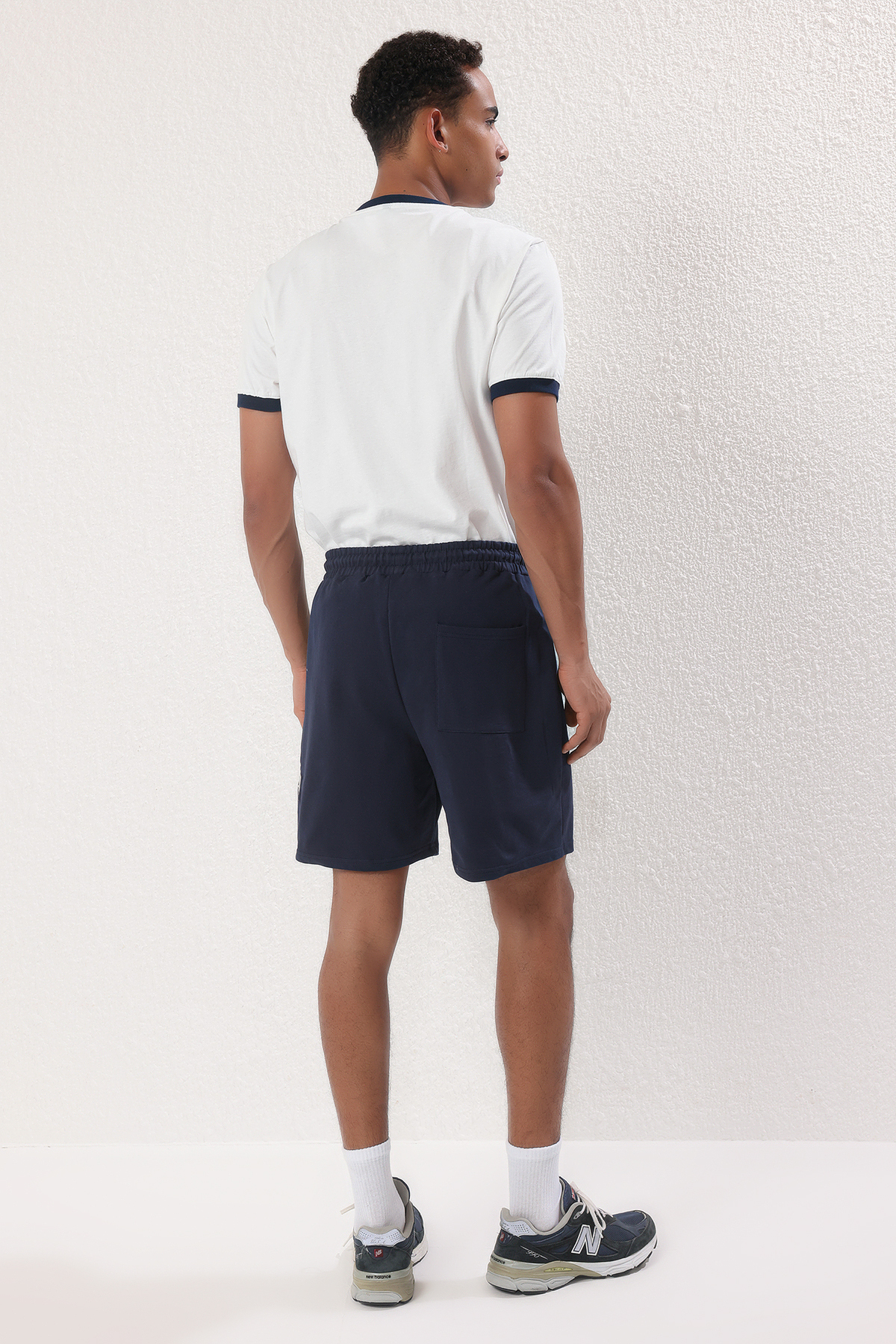 Trendyolmilla  Lacivert Oversize/Geniş Kesim Manhattan Nakışlı Şort & Bermuda TMNSS25SR00036 - Görsel 4