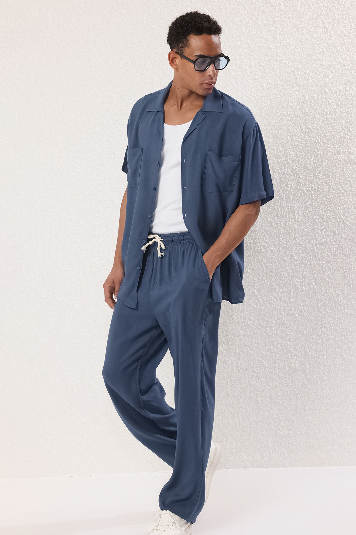 Trendyolmilla Man Lacivert More Sustainable Regular Fit Düşük Omuz Cepli Viskon Yazlık Gömlek TMNSS25GO00005