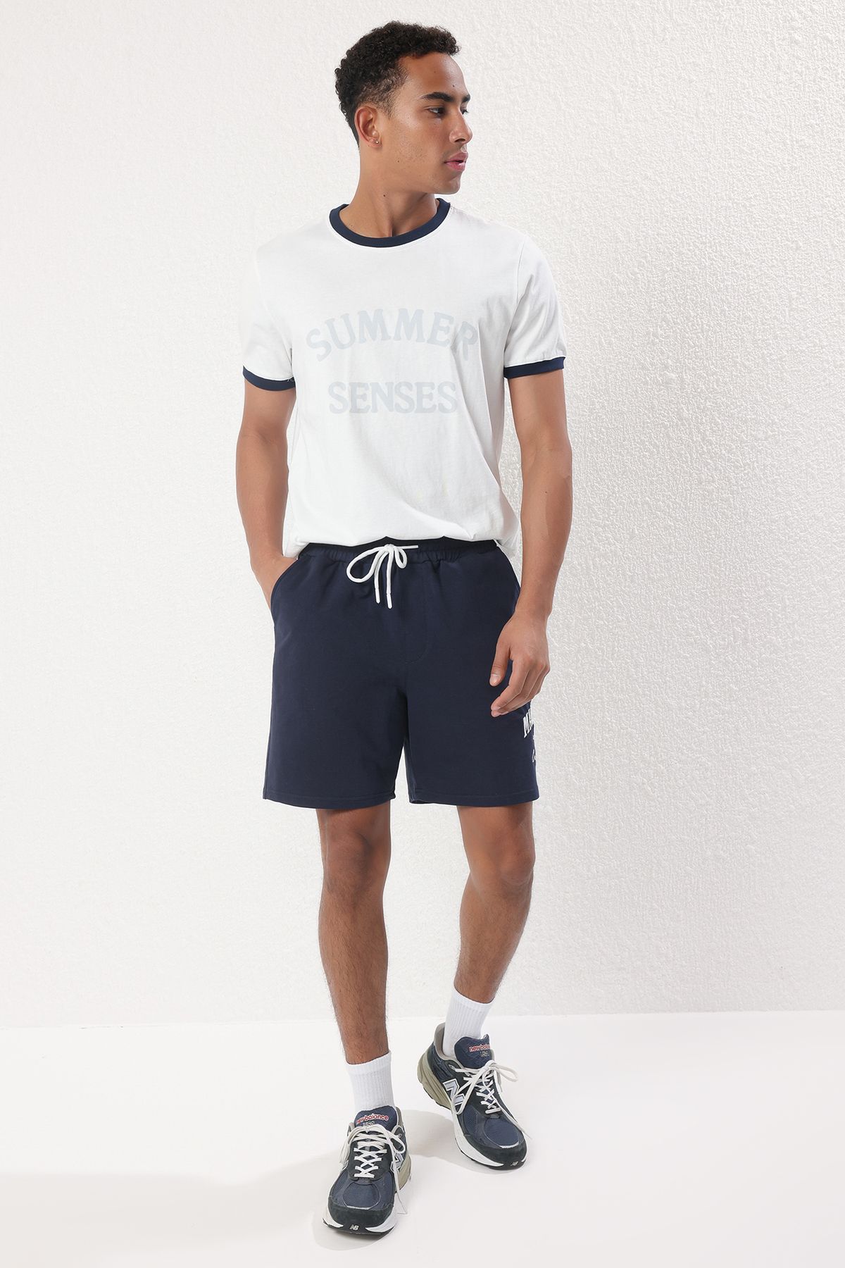 Trendyolmilla  Lacivert Oversize/Geniş Kesim Manhattan Nakışlı Şort & Bermuda TMNSS25SR00036 - Görsel 2