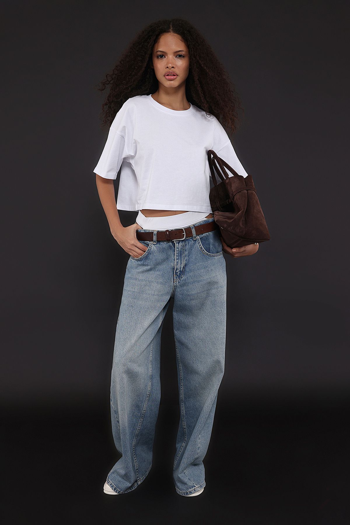 Trendyol Collection Fehér 100% pamut prémium Crop Crew nyakú kötött póló TWOSS23TS00038