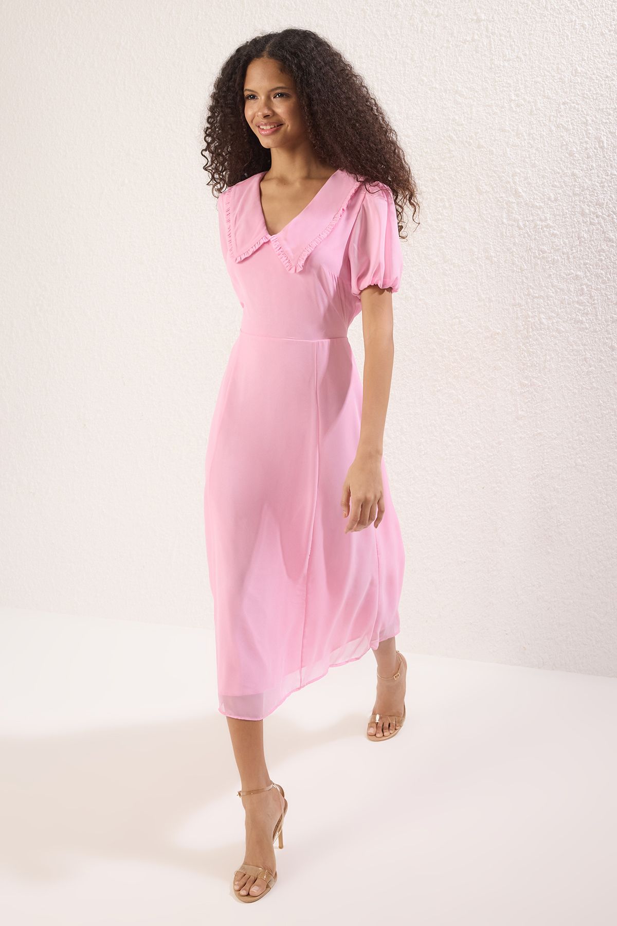 Trendyol Collection Rózsaszín A-vonalú nyakkivágás részletesen bélelt sifon repülő repülő szőtt midi ruha TWOSS25EL00256