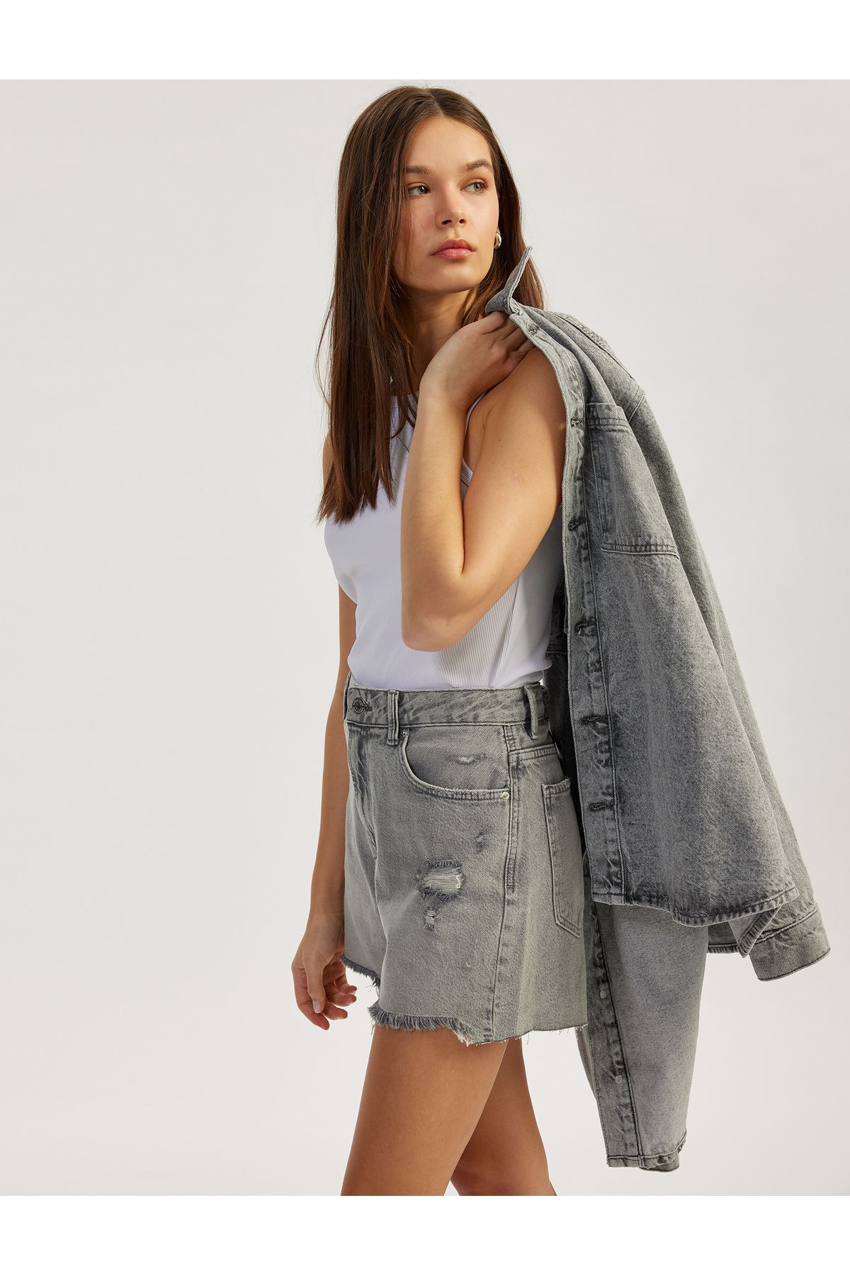 Koton Yeni Sezon Yıpranmış Püsküllü Düğmeli Denim Şort